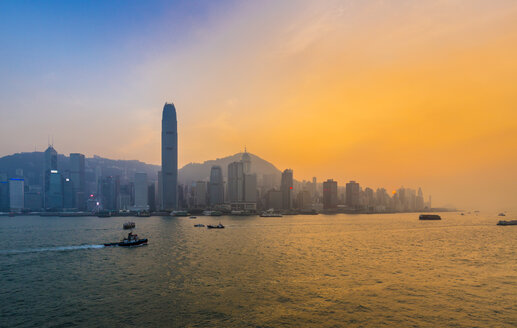 Skyline von Hongkong Central und Victoria Harbour bei Sonnenuntergang, Hongkong, China - HSIF00658