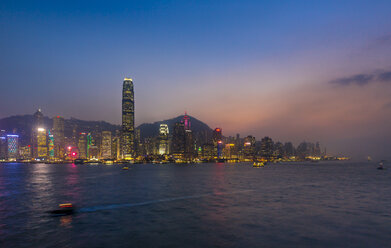 Skyline von Hongkong Central und Victoria Harbour bei Sonnenuntergang, Hongkong, China - HSIF00659