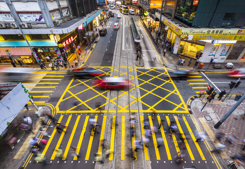 Fußgänger beim Überqueren der Straße in Hongkong Central, Hongkong, China, lizenzfreies Stockfoto