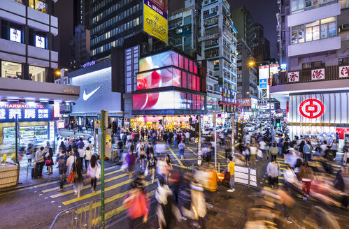 Fußgänger beim Überqueren der Straße bei Nacht, Mong Kok, Hongkong, China - HSIF00696