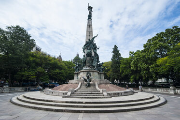 Statue auf einem Platz vor der katholischen Kathedrale in Porto Alegre, Rio Grande do Sul, Brasilien - RUNF02427