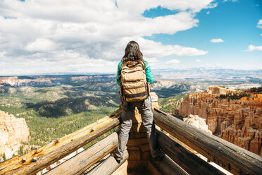 Women hiker with backpack on a lookout in Bryce Canyon, Utah, USA - GEMF02974