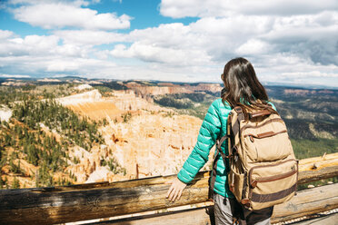 Women hiker with backpack on a lookout in Bryce Canyon, Utah, USA - GEMF02975