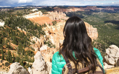 Women hiker with backpack on a lookout in Bryce Canyon, Utah, USA - GEMF02976