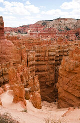 Pfad, der zwischen den säulenartigen Felsformationen, den Hoodoos, im Bryce Canyon im Herbst hinunterführt, Utah, USA - GEMF02979