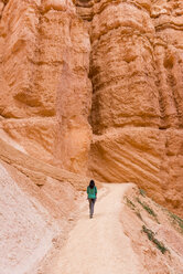 Frau, die ihre Tochter in einer Babytrage trägt, geht auf einem Pfad, Bryce Canyon, Utah, USA - GEMF02982