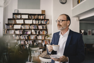 Älterer Geschäftsmann bei einem Kaffee in einem Cafe - KNSF05949