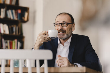 Älterer Geschäftsmann bei einem Kaffee in einem Cafe - KNSF05957