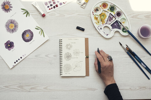 Woman drawing flowers, top view - MOMF00707