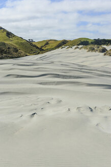 Weiße Sanddünen am Wharariki Beach, Südinsel, Neuseeland - RUNF02432