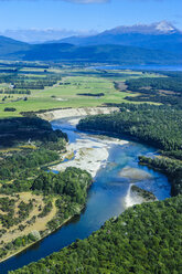Luftaufnahme eines sich durch den Fiordland National Park schlängelnden Flusses, Südinsel, Neuseeland - RUNF02436
