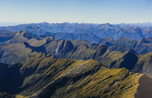 Luftaufnahme der zerklüfteten Berge im Fiordland National Park, Südinsel, Neuseeland - RUNF02444