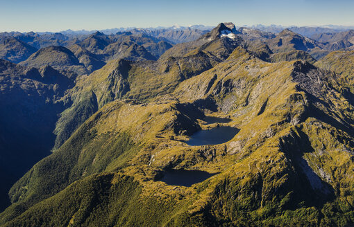 Luftaufnahme der zerklüfteten Berge im Fiordland National Park, Südinsel, Neuseeland - RUNF02445