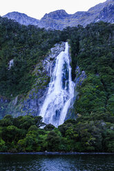 Riesiger Wasserfall im Milford Sound, Südinsel, Neuseeland - RUNF02450