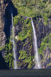 Riesiger Wasserfall im Milford Sound, Südinsel, Neuseeland - RUNF02452