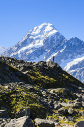 Frau posiert vor dem Mount Cook, Südinsel, Neuseeland - RUNF02457