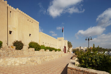 Stadtmauer und Eingang zum Souk, Nizwa, Oman - WWF05051