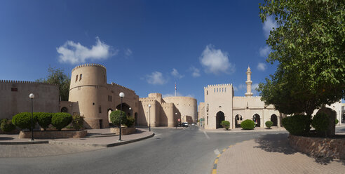 City wall, Goat market and Al Qala'a Mosque, Nizwa, Oman - WWF05054