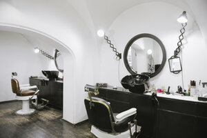 Interieur eines Friseursalons - AHSF00501