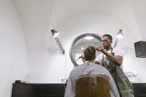 Friseur, der einem Kunden im Friseursalon die Haare schneidet - AHSF00510