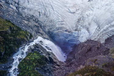 Luftaufnahme eines Wasserfalls, der in den Fox Glacier stürzt, Südinsel, Neuseeland - RUNF02468