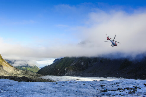 Hubschrauber, der Touristen zum Fox-Gletscher bringt, Südinsel, Neuseeland - RUNF02470