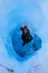 Frau steht in einer Eishöhle, Fox Glacier, Südinsel, Neuseeland - RUNF02475