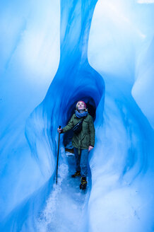 Frau steht in einer Eishöhle, Fox Glacier, Südinsel, Neuseeland - RUNF02478