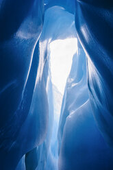 Blaues Eis in einer Eishöhle auf dem Fox-Gletscher, Südinsel, Neuseeland - RUNF02479