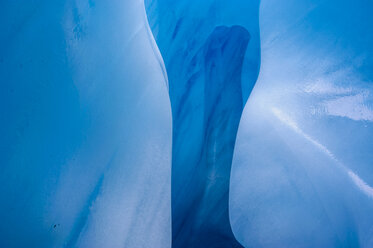 Blaues Eis in einer Eishöhle auf dem Fox-Gletscher, Südinsel, Neuseeland - RUNF02480