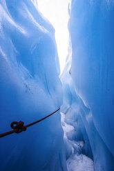 Seil in einer Eishöhle auf dem Fox-Gletscher, Südinsel, Neuseeland - RUNF02483