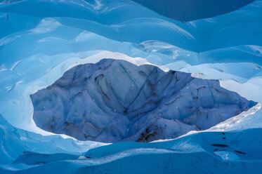 Blaues Eis in einer Eishöhle auf dem Fox-Gletscher, Südinsel, Neuseeland - RUNF02486