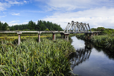 Alte Eisenbahnbrücke entlang der Straße zwischen Fox Glacier und Greymouth, Südinsel, Neuseeland - RUNF02492