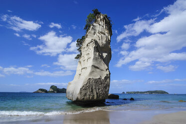 Riesiger Felsen am Sandstrand von Cathedral Cove, Coromandel, Nordinsel, Neuseeland - RUNF02497