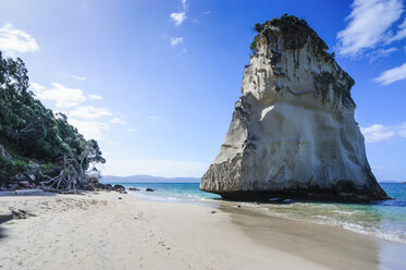 Riesiger Felsen am Sandstrand von Cathedral Cove, Coromandel, Nordinsel, Neuseeland - RUNF02499