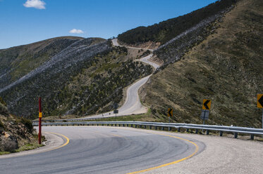 Straße, die in die Australischen Alpen führt, Victoria, Australien - RUNF02520