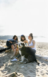 Drei Frauen mit Hund und Gitarre am Strand - MGOF04083