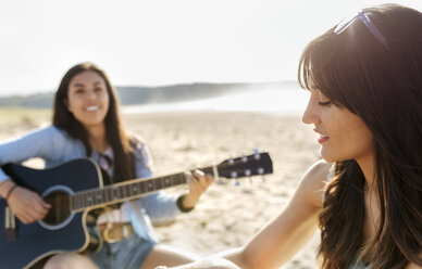 Zwei Frauen mit Gitarre am Strand - MGOF04087