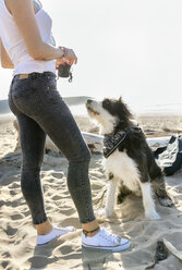 Frau mit Hund am Strand - MGOF04092