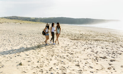 Drei Frauen mit Gitarre gehen am Strand spazieren - MGOF04101