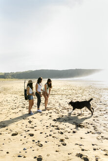 Drei Frauen mit Hund und Gitarre am Strand - MGOF04102