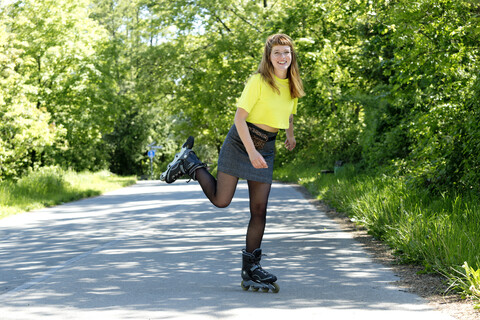 Porträt einer jungen Frau mit Inline-Skates, lizenzfreies Stockfoto