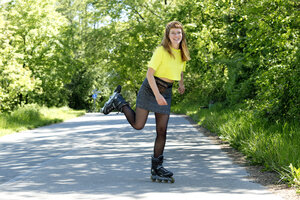 Porträt einer jungen Frau mit Inline-Skates - FLLF00236