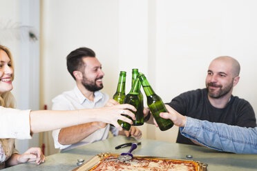 Colleagues having pizza and beer in office - FMOF00680