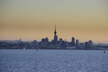 Skyline von Auckland in der Abenddämmerung, Neuseeland - RUNF02558