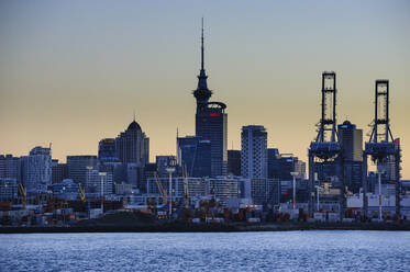 Skyline of Auckland at dusk, New Zealand - RUNF02559