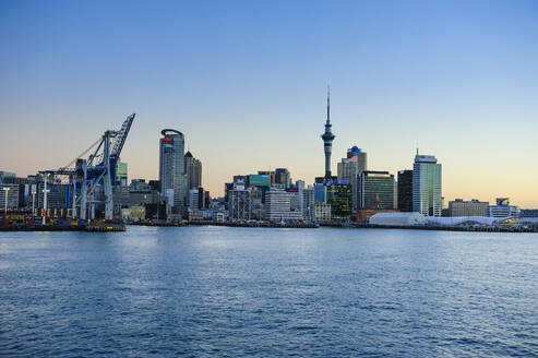 Skyline von Auckland in der Abenddämmerung, Neuseeland - RUNF02560