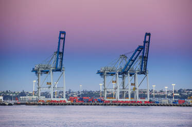 Kai im Hafen von Auckland in der Abenddämmerung, Neuseeland - RUNF02562