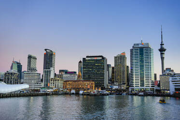 Skyline von Auckland in der Abenddämmerung, Neuseeland - RUNF02564