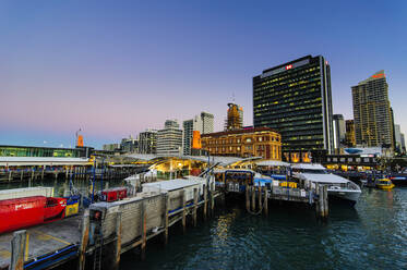 Skyline von Auckland in der Abenddämmerung, Neuseeland - RUNF02566